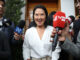Keiko Fujimori logra ventaja irreversible Keiko Fujimori sonríe rodeada de micrófonos de prensa de TV Perú y otros medios tras las elecciones en Perú.
