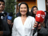 Elecciones en Perú: Keiko Fujimori lidera el escrutinio La candidata presidencial Keiko Fujimori sonríe rodeada de micrófonos y periodistas durante la jornada electoral en Lima.