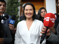 Elecciones en Perú: Keiko Fujimori lidera el escrutinio La candidata presidencial Keiko Fujimori sonríe rodeada de micrófonos y periodistas durante la jornada electoral en Lima.