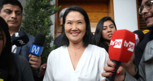 Elecciones en Perú: Keiko Fujimori lidera el escrutinio La candidata presidencial Keiko Fujimori sonríe rodeada de micrófonos y periodistas durante la jornada electoral en Lima.