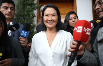 Elecciones en Perú: Keiko Fujimori lidera el escrutinio La candidata presidencial Keiko Fujimori sonríe rodeada de micrófonos y periodistas durante la jornada electoral en Lima.