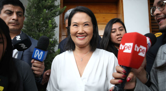 Elecciones en Perú: Keiko Fujimori lidera el escrutinio La candidata presidencial Keiko Fujimori sonríe rodeada de micrófonos y periodistas durante la jornada electoral en Lima.