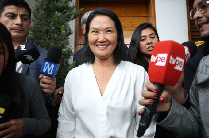 Elecciones en Perú: Keiko Fujimori lidera el escrutinio La candidata presidencial Keiko Fujimori sonríe rodeada de micrófonos y periodistas durante la jornada electoral en Lima.