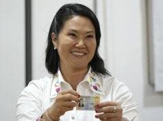 Keiko Fujimori gana la presidencia tras cómputo al 100% Keiko Fujimori sonríe mientras sostiene su documento de identidad tras confirmarse los resultados electorales en Perú.
