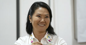 Keiko Fujimori gana la presidencia tras cómputo al 100% Keiko Fujimori sonríe mientras sostiene su documento de identidad tras confirmarse los resultados electorales en Perú.