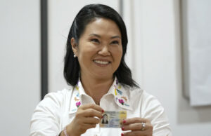 Keiko Fujimori gana la presidencia tras cómputo al 100% Keiko Fujimori sonríe mientras sostiene su documento de identidad tras confirmarse los resultados electorales en Perú.