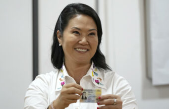 Keiko Fujimori gana la presidencia tras cómputo al 100% Keiko Fujimori sonríe mientras sostiene su documento de identidad tras confirmarse los resultados electorales en Perú.
