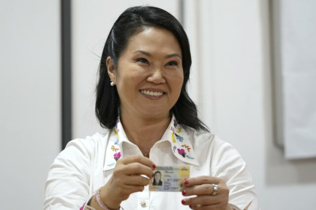 Keiko Fujimori sonríe mientras sostiene su documento de identidad tras confirmarse los resultados electorales en Perú.