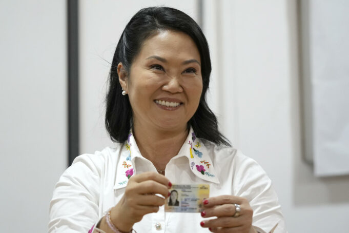Keiko Fujimori gana la presidencia tras cómputo al 100% Keiko Fujimori sonríe mientras sostiene su documento de identidad tras confirmarse los resultados electorales en Perú.