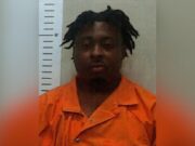 Arrestan a conductor por huir con un menor Fotografía de arresto de Kendarius Beandre Bradley en el Condado de Chilton tras persecución vehicular.