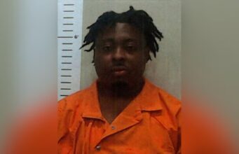 Arrestan a conductor por huir con un menor Fotografía de arresto de Kendarius Beandre Bradley en el Condado de Chilton tras persecución vehicular.