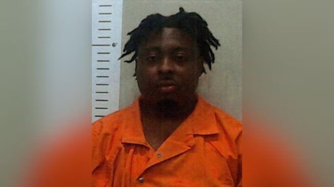 Arrestan a conductor por huir con un menor Fotografía de arresto de Kendarius Beandre Bradley en el Condado de Chilton tras persecución vehicular.