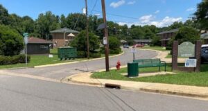 Investigación en Northport tras muerte de menor por disparo Complejo de apartamentos Knoll Circle en Northport, Alabama, bajo investigación por el tiroteo fatal de un menor.