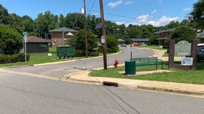 Investigación en Northport tras muerte de menor por disparo Complejo de apartamentos Knoll Circle en Northport, Alabama, bajo investigación por el tiroteo fatal de un menor.