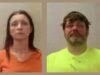 Caso de asesinato en Huntsville: Hallan muerta a prófuga Fotos de fichas policiales de Kristin Slayton con uniforme naranja y Christopher Robertson con playera amarilla brillante.