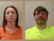 Caso de asesinato en Huntsville: Hallan muerta a prófuga Fotos de fichas policiales de Kristin Slayton con uniforme naranja y Christopher Robertson con playera amarilla brillante.
