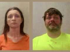 Caso de asesinato en Huntsville: Hallan muerta a prófuga Fotos de fichas policiales de Kristin Slayton con uniforme naranja y Christopher Robertson con playera amarilla brillante.