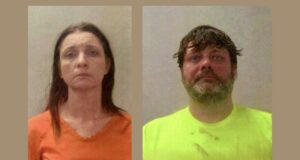 Caso de asesinato en Huntsville: Hallan muerta a prófuga Fotos de fichas policiales de Kristin Slayton con uniforme naranja y Christopher Robertson con playera amarilla brillante.