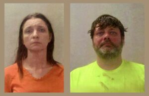 Caso de asesinato en Huntsville: Hallan muerta a prófuga Fotos de fichas policiales de Kristin Slayton con uniforme naranja y Christopher Robertson con playera amarilla brillante.