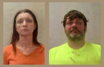 Caso de asesinato en Huntsville: Hallan muerta a prófuga Fotos de fichas policiales de Kristin Slayton con uniforme naranja y Christopher Robertson con playera amarilla brillante.