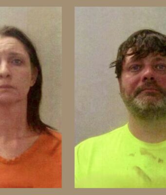 Caso de asesinato en Huntsville: Hallan muerta a prófuga Fotos de fichas policiales de Kristin Slayton con uniforme naranja y Christopher Robertson con playera amarilla brillante.