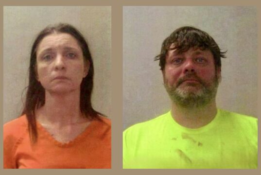 Caso de asesinato en Huntsville: Hallan muerta a prófuga Fotos de fichas policiales de Kristin Slayton con uniforme naranja y Christopher Robertson con playera amarilla brillante.