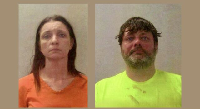 Caso de asesinato en Huntsville: Hallan muerta a prófuga Fotos de fichas policiales de Kristin Slayton con uniforme naranja y Christopher Robertson con playera amarilla brillante.