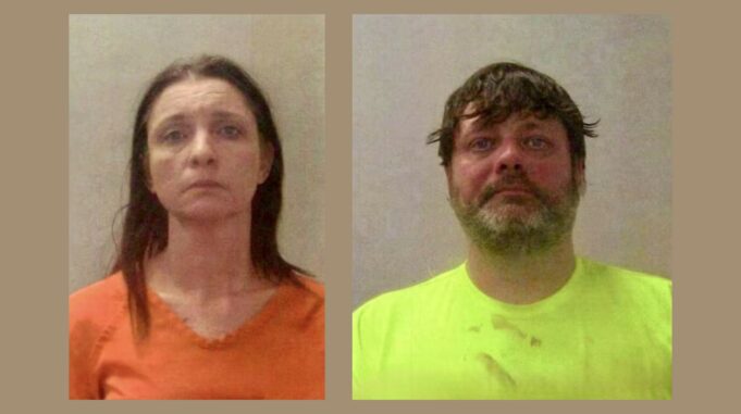 Caso de asesinato en Huntsville: Hallan muerta a prófuga Fotos de fichas policiales de Kristin Slayton con uniforme naranja y Christopher Robertson con playera amarilla brillante.