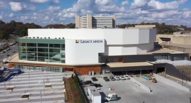 Vista aérea exterior del complejo Legacy Arena en Birmingham durante un día soleado.