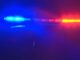 Tiroteo en el condado de Cherokee deja un herido de bala Luces de emergencia intermitentes de color azul y rojo de una patrulla policial encendidas durante la noche en una carretera.