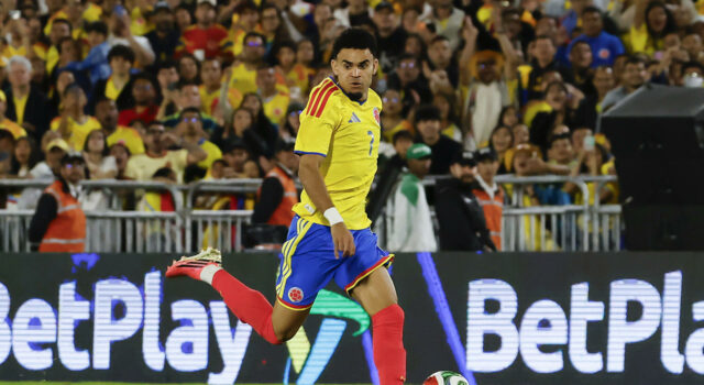 Colombia vs Costa Rica: Luis Díaz brilla en la despedida Luis Díaz conduce el balón en el partido de la Selección Colombia contra Costa Rica en Bogotá.