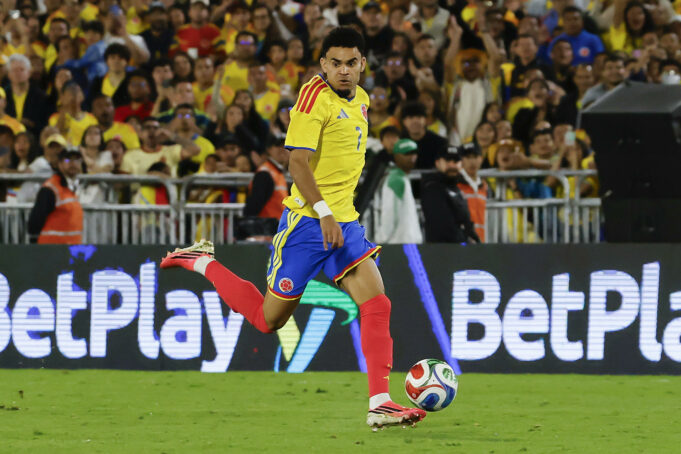 Colombia vs Costa Rica: Luis Díaz brilla en la despedida Luis Díaz conduce el balón en el partido de la Selección Colombia contra Costa Rica en Bogotá.
