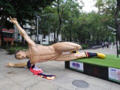 Protestas de la CNTE amenazan el Mundial 2026 en CDMX Estatua gigante de futbolista derribada sobre la acera de Paseo de la Reforma durante las protestas de la CNTE en México.