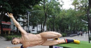 Protestas de la CNTE amenazan el Mundial 2026 en CDMX Estatua gigante de futbolista derribada sobre la acera de Paseo de la Reforma durante las protestas de la CNTE en México.