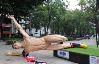 Protestas de la CNTE amenazan el Mundial 2026 en CDMX Estatua gigante de futbolista derribada sobre la acera de Paseo de la Reforma durante las protestas de la CNTE en México.