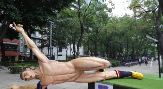 Protestas de la CNTE amenazan el Mundial 2026 en CDMX Estatua gigante de futbolista derribada sobre la acera de Paseo de la Reforma durante las protestas de la CNTE en México.