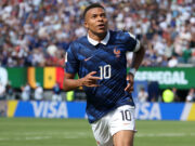 Francia vence a Senegal con doblete histórico de Mbappé Kylian Mbappé celebra corriendo su gol con Francia frente a Senegal en el Mundial 2026.