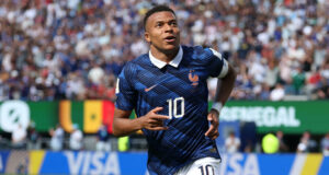 Francia vence a Senegal con doblete histórico de Mbappé Kylian Mbappé celebra corriendo su gol con Francia frente a Senegal en el Mundial 2026.