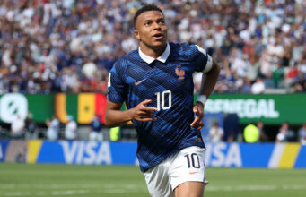 Francia vence a Senegal con doblete histórico de Mbappé Kylian Mbappé celebra corriendo su gol con Francia frente a Senegal en el Mundial 2026.