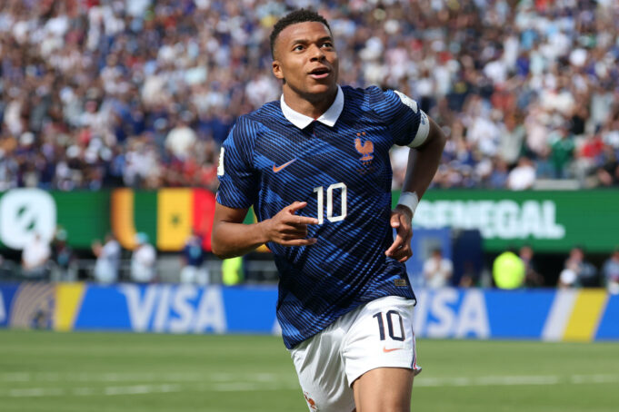 Francia vence a Senegal con doblete histórico de Mbappé Kylian Mbappé celebra corriendo su gol con Francia frente a Senegal en el Mundial 2026.