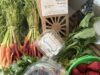 Mercado agrícola de Huntsville celebra éxito de su modelo digital Alimentos frescos del mercado de Huntsville que incluyen fresas, zanahorias, ensalada y cartón de huevos.