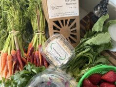 Mercado agrícola de Huntsville celebra éxito de su modelo digital Alimentos frescos del mercado de Huntsville que incluyen fresas, zanahorias, ensalada y cartón de huevos.