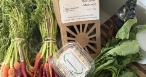 Mercado agrícola de Huntsville celebra éxito de su modelo digital Alimentos frescos del mercado de Huntsville que incluyen fresas, zanahorias, ensalada y cartón de huevos.