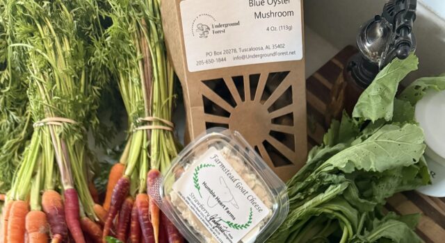 Mercado agrícola de Huntsville celebra éxito de su modelo digital Alimentos frescos del mercado de Huntsville que incluyen fresas, zanahorias, ensalada y cartón de huevos.