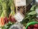 Mercado agrícola de Huntsville celebra éxito de su modelo digital Alimentos frescos del mercado de Huntsville que incluyen fresas, zanahorias, ensalada y cartón de huevos.