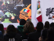 México envía ayuda humanitaria a Venezuela tras terremotos Claudia Sheinbaum en conferencia de prensa junto a una pantalla que muestra labores de ayuda humanitaria del ejército mexicano.