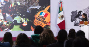 México envía ayuda humanitaria a Venezuela tras terremotos Claudia Sheinbaum en conferencia de prensa junto a una pantalla que muestra labores de ayuda humanitaria del ejército mexicano.