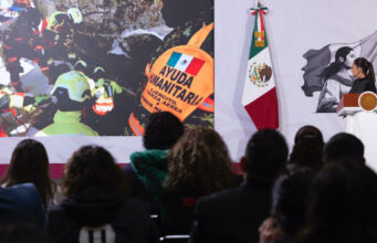 México envía ayuda humanitaria a Venezuela tras terremotos Claudia Sheinbaum en conferencia de prensa junto a una pantalla que muestra labores de ayuda humanitaria del ejército mexicano.