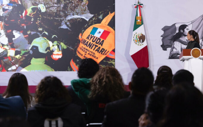 México envía ayuda humanitaria a Venezuela tras terremotos Claudia Sheinbaum en conferencia de prensa junto a una pantalla que muestra labores de ayuda humanitaria del ejército mexicano.