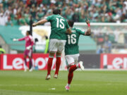 México rompe maldición histórica en inauguración mundialista Julián Quiñones festeja junto a Israel Reyes el primer gol de México en el Mundial 2026.